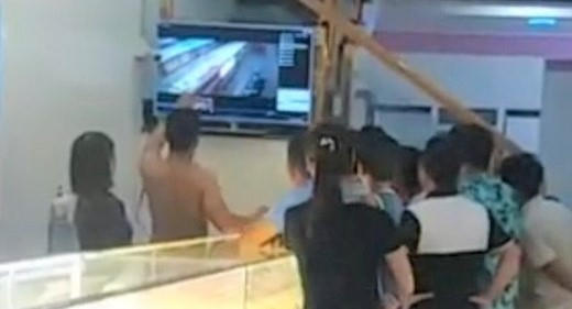 Người dân trích suất lại camera an ninh việc nam sinh vào tiệm vàng trộm vàng bạc