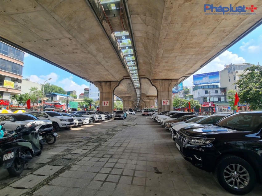 Cận cảnh những điểm trông giữ xe núp dưới chân cầu vượt tiềm ẩn nguy cơ bất an giữa lòng Hà nội