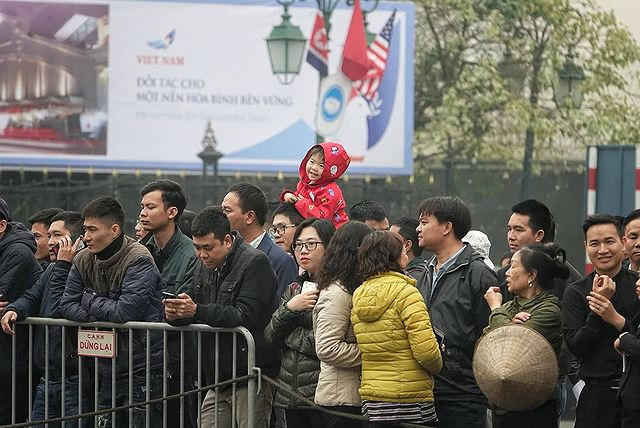 Dòng người háo hức chờ đoàn xe chủ tịch Kim Jong Un.