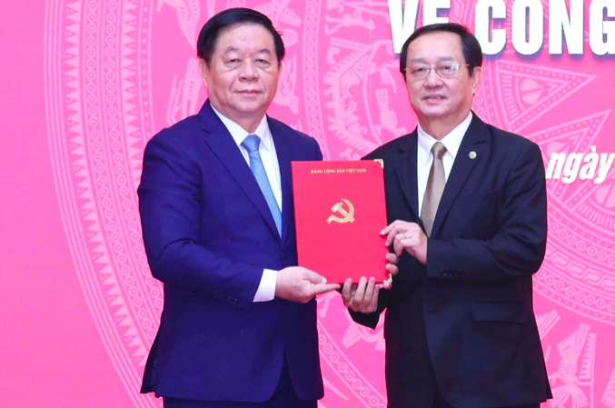 Trưởng Ban Tuyên giáo và Dân vận Trung ương Nguyễn Trọng Nghĩa trao quyết định bổ nhiệm cho ông Huỳnh Thành Đạt (Ảnh: TTXVN).