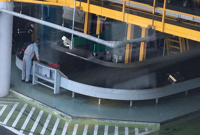 Khu vực đảo hành lý chuyến bay quốc tế đến chạy theo băng chuyền vào ga để trả hành khách
