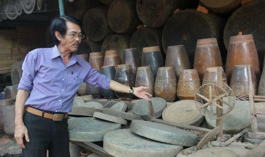 &Ocirc;ng Tuấn b&ecirc;n số hiện vật kh&ocirc;ng ngừng xuống cấp.