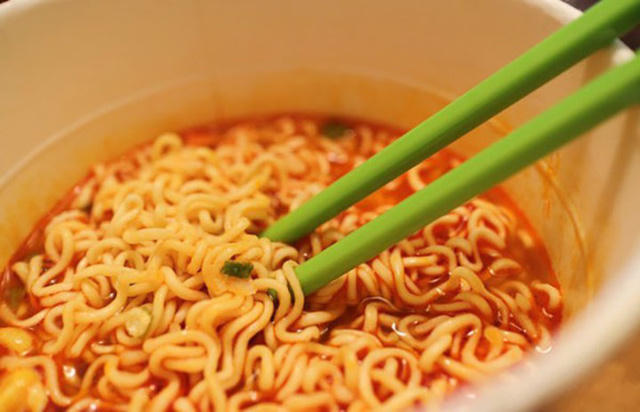 Trung b&igrave;nh một g&oacute;i mỳ ăn liền c&oacute; khoảng 4,2g muối.