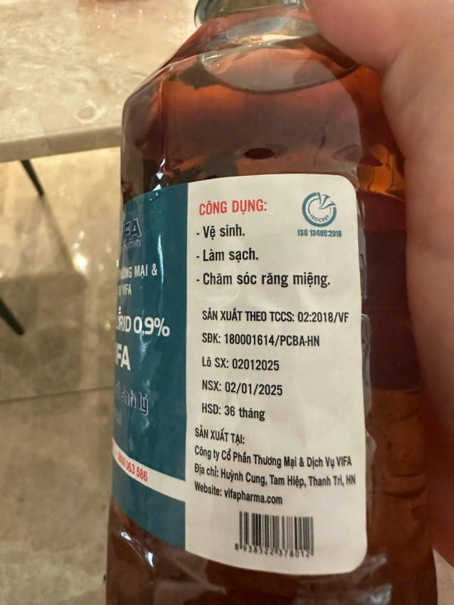Chai nước chuyển màu "lạ" khi lắc lên để sử dụng.