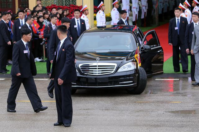 Đội vệ sĩ xuất hiện khi chiếc siêu xe Mercedes của ông Kim Jong-un đến trước cửa chính ga Đồng Đăng.