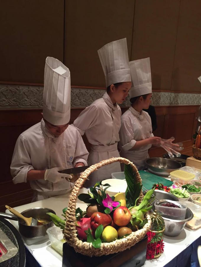 Học viên YCI trổ tài biểu diễn ẩm thực ngay tại phòng họp Sông Đà thuộc khách sạn Sheraton Hà Nội.