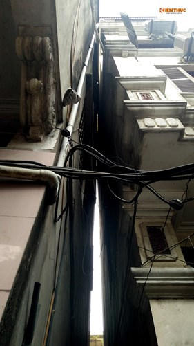 Ngôi nhà 4 tầng trong ngõ Trung Tả đã ngả hẳn sang ngôi nhà bên cạnh (Ảnh: Kiến thức).