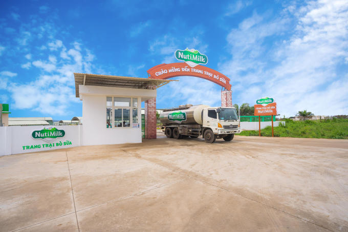 hinh xe bon cho sua tu trang trai ve nha may