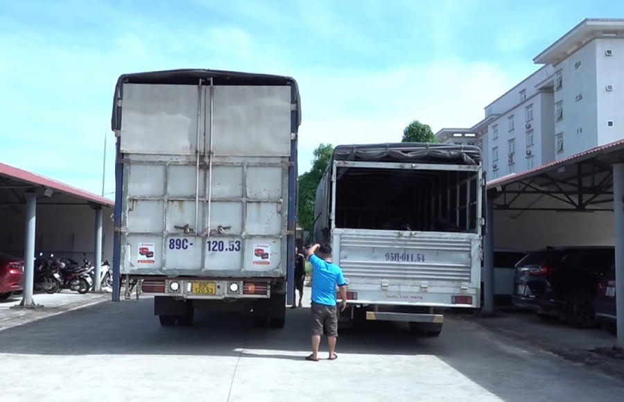 Hai ô tô tải dùng để vận chuyển xe máy trộm cắp - Ảnh Công an Nghệ An.