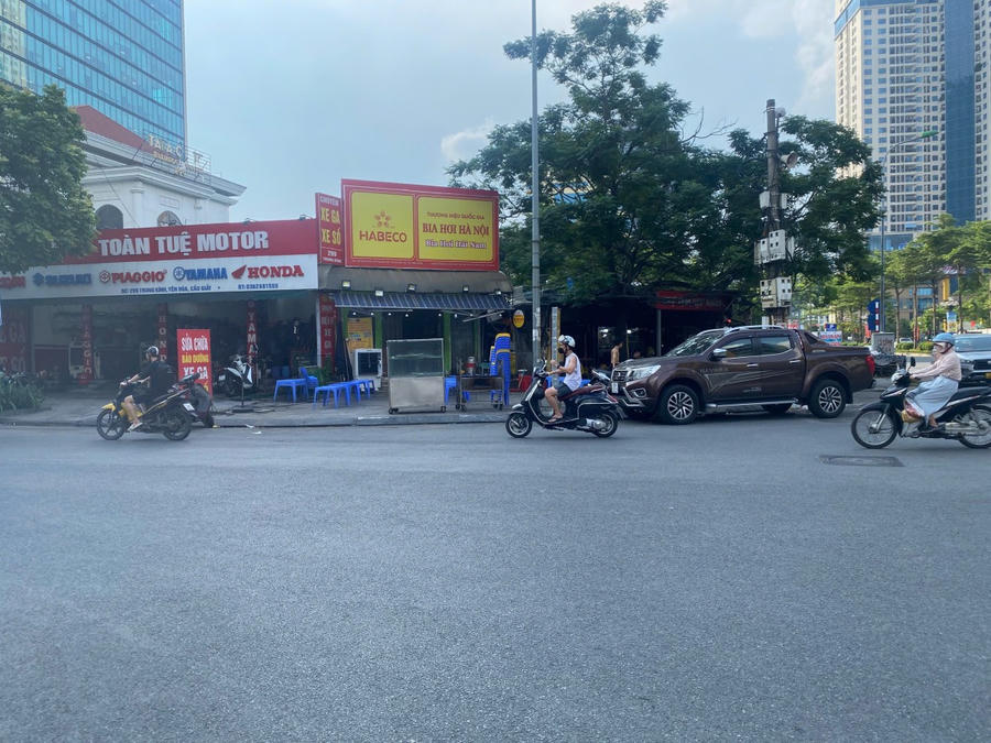 Quán bia hơi trên phố Trung Kính kê bàn ghế chiếm dụng vỉa hè của người đi bộ.