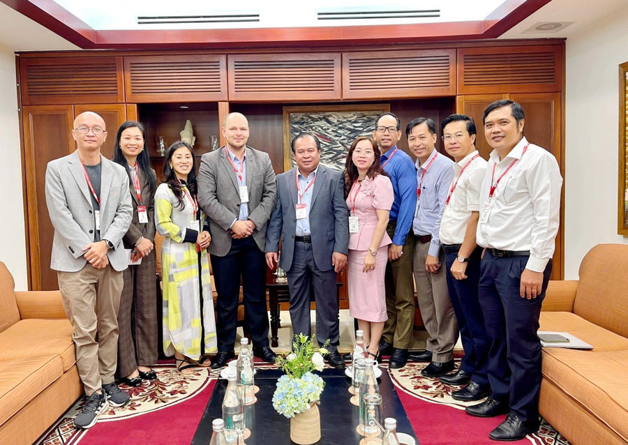 Ông Nguyễn Minh Luân – Ủy viên BTV Tỉnh ủy, Phó Chủ tịch UBND tỉnh Cà Mau cùng đoàn công tác của tỉnh chụp ảnh lưu niệm với đại diện Công ty Koltiva, Thụy Sĩ (thứ ba, bên trái sang).
