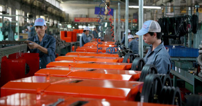 Việt Nam vẫn đang ở ph&acirc;n kh&uacute;c thấp, chủ yếu thực hiện c&aacute;c chức năng gia c&ocirc;ng lắp r&aacute;p, đem lại gi&aacute; trị gia tăng thấp. Ảnh minh hoạ