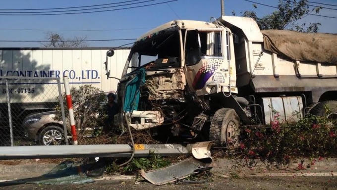 Cú va chạm mạnh đã khiến xe ben lao qua trái, tông tiếp vào hàng rào chắn bằng sắt trên QL1A rồi lại đâm gãy trụ đèn chiếu sáng cộng cộng ven đường.