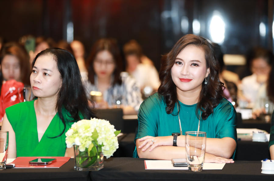 Ca sĩ Khánh Linh tại buổi gặp gỡ báo chí cuộc thi