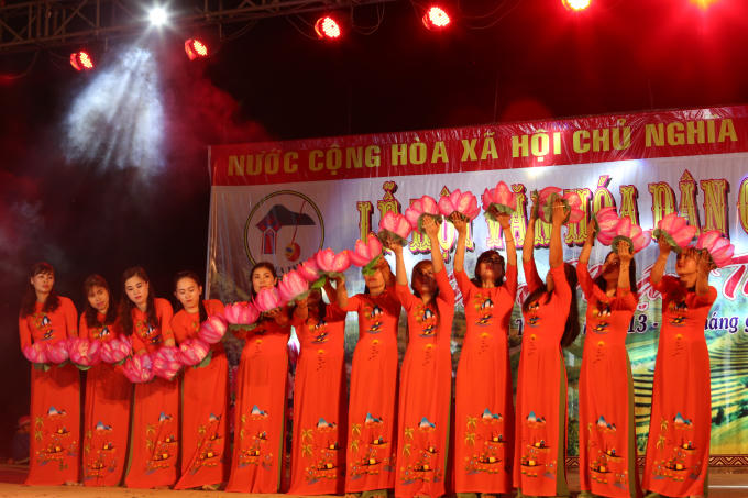 Một tiết mục văn nghệ trong lễ hôi.