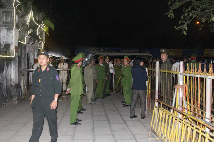 Lối đi vào khuôn viên đền Trần được thiết lập hàng rào an ninh dày đặc.