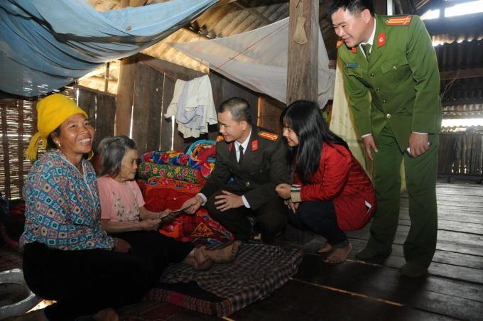 Đại diện báo Công an Nhân dân, Công ty Văn Phú – Invest và chính quyền địa phương tới nhà thăm mẹ liệt sỹ