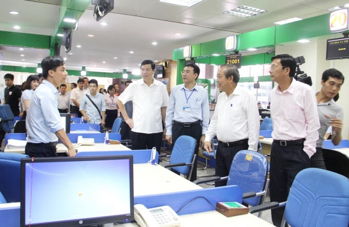 Phó thủ tướng Trương Hòa Bình cùng đoàn kiểm tra thăm trung tâm hành chính công. (ảnh: Minh Long).