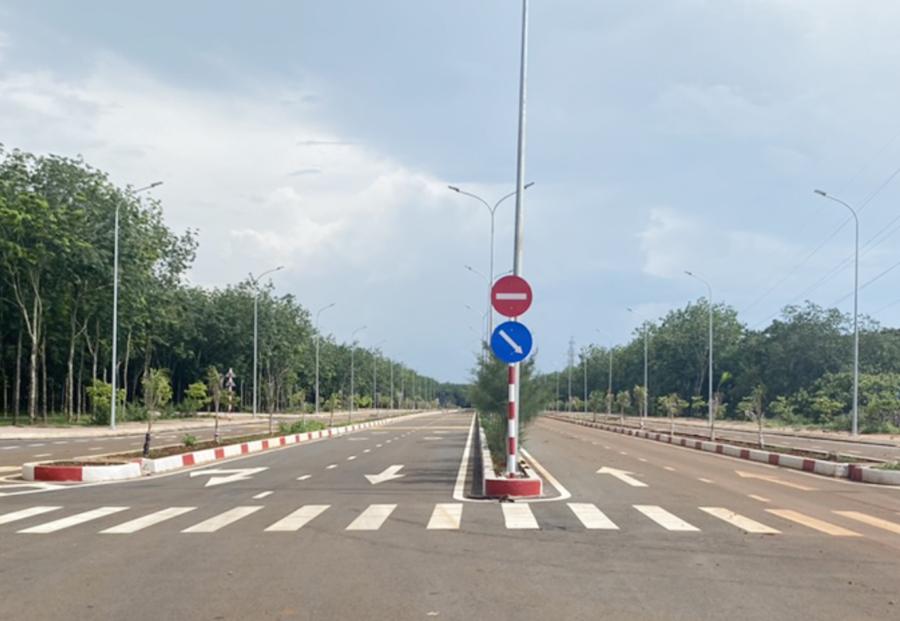 Đường giao thông kết nối vào cụm công nghiệp Long Giao. Ảnh: H.Lộc