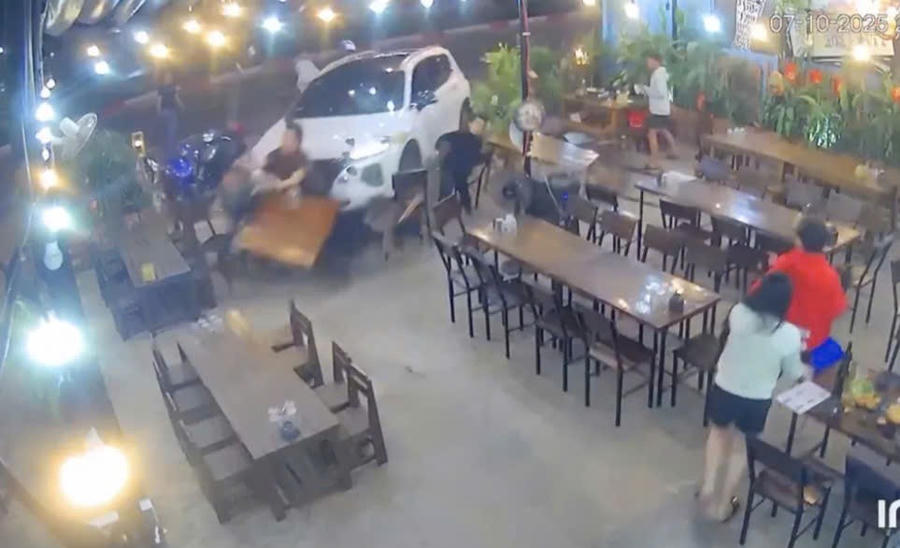 Hình ảnh lúc ô tô tông thẳng vào quán.Ảnh: Cắt từ Clip