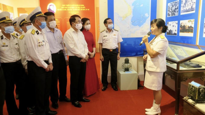 Các đại biểu tham quan triển lãm.