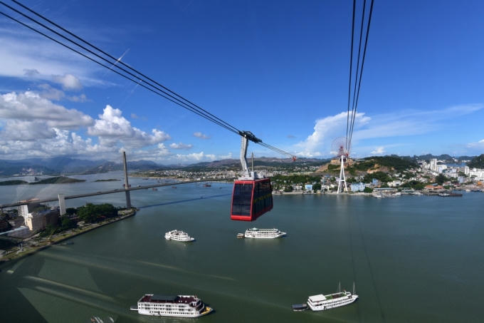 Trên cabin cáp treo Nữ hoàng khổng lồ với sức chứa 230 người, du khách được thỏa sức chiêm ngưỡng Vịnh Hạ Long từ trên cao. Vòng quay Sun Wheel sẽ mang đến một cái nhìn khác về miền di sản trong đêm.