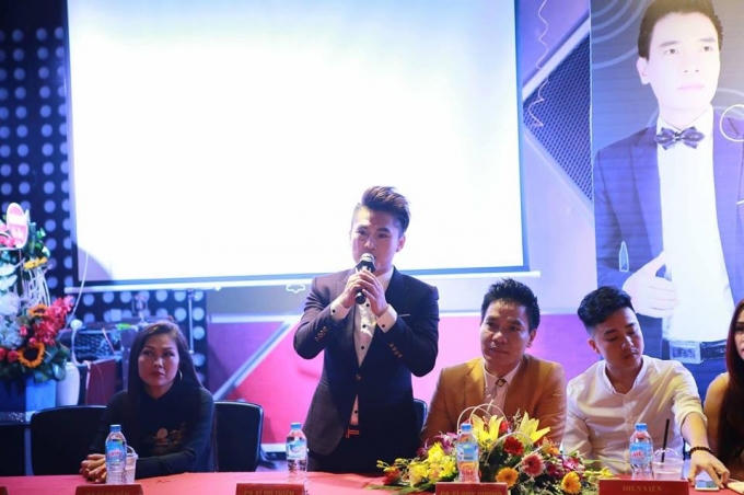 Ca sỹ du Thiên phát biểu trong buổi họp báo của ca sỹ Huy Cường.