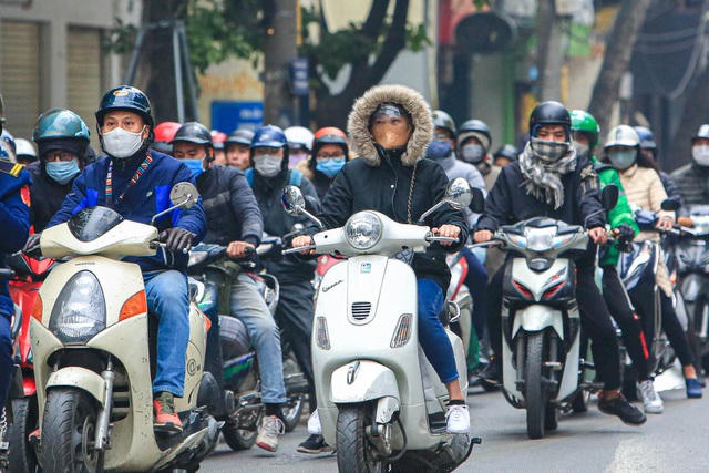 Theo Trung tâm Dự báo KTTV quốc gia, hôm nay, bộ phận không khí lạnh mạnh sẽ tăng cường và ảnh hưởng đến vùng núi Bắc Bộ. Chiều và tối, không khí lạnh ảnh hưởng đến các nơi khác ở Bắc Bộ; sau đó đến Bắc Trung Bộ, Trung Trung Bộ và một số nơi ở Nam Trung Bộ.