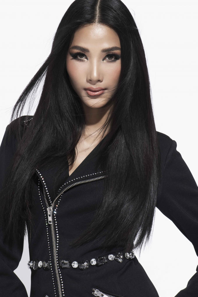 Á hậu Hoàng Thùy khoe nét đẹp cá tính và quyến rũ trong bộ ảnh mới nhất