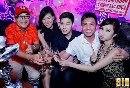 Mina ngoài cùng, bên phải.