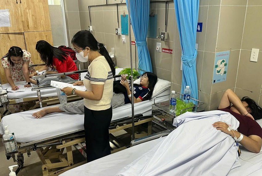 Nhiều bệnh nhân ngộ độc thực phẩm nghi do ăn bánh mì.