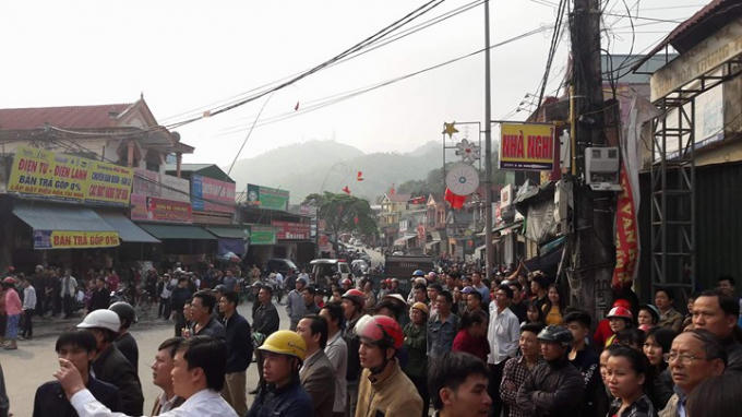 Rất đông người dân theo dõi vụ cháy.