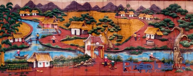 Những hình ảnh bình dị về làng quê Việt Nam với cây đa, giếng nước, sân đình, dòng sông êm ả...được tái hiện đầy đủ trên những bức tranh gốm khiến ai một lần dừng bước cũng bồi hồi nhớ về quê hương.