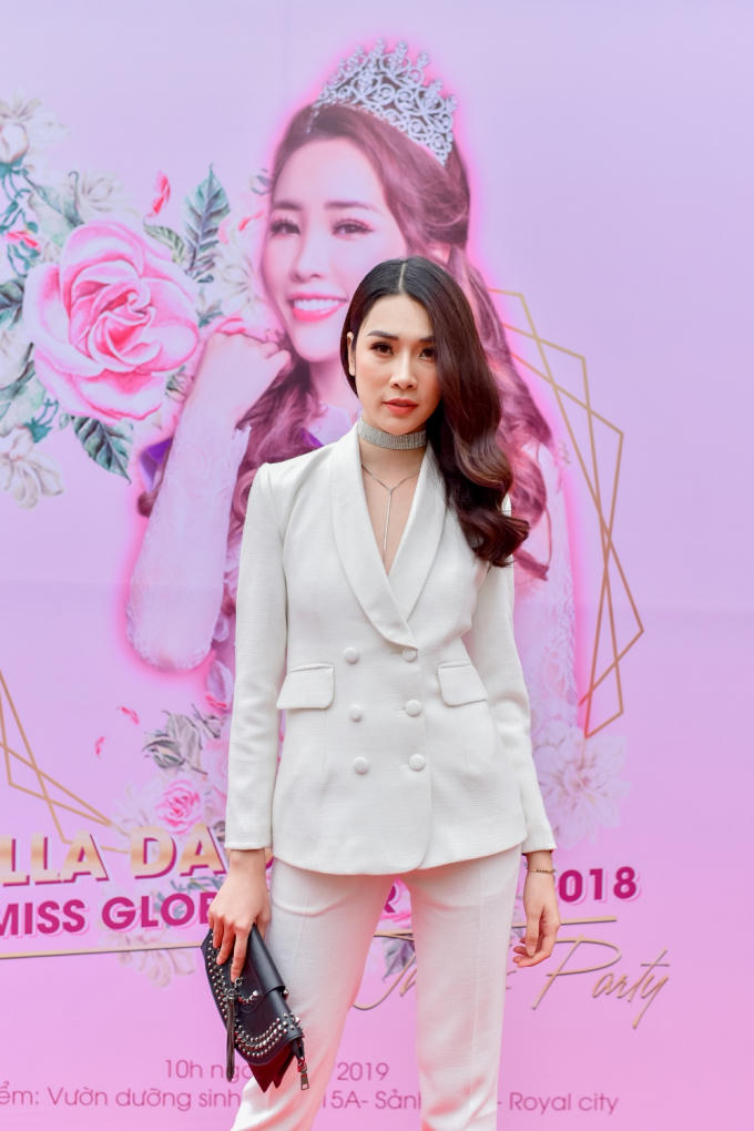 Giải bạc siêu mẫu Việt Nam 2018 Bùi Thảo Phương diện cây trắng theo phong cách menswear thanh lịch và cá tính.