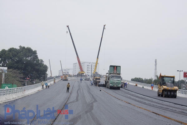 Phần dải nhựa trên mặt cầu đang dần hoàn thiện.