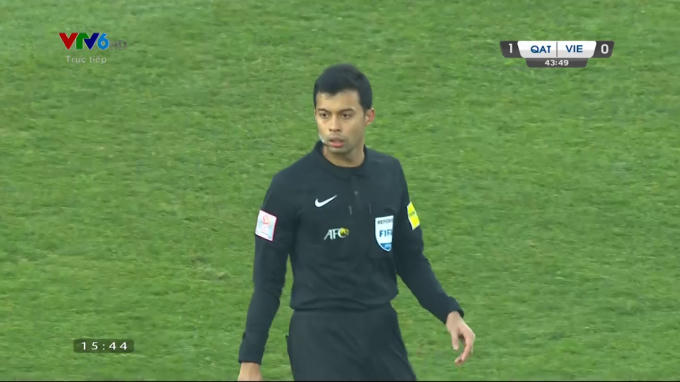 Trọng tài Bin Jahari người Singapore.