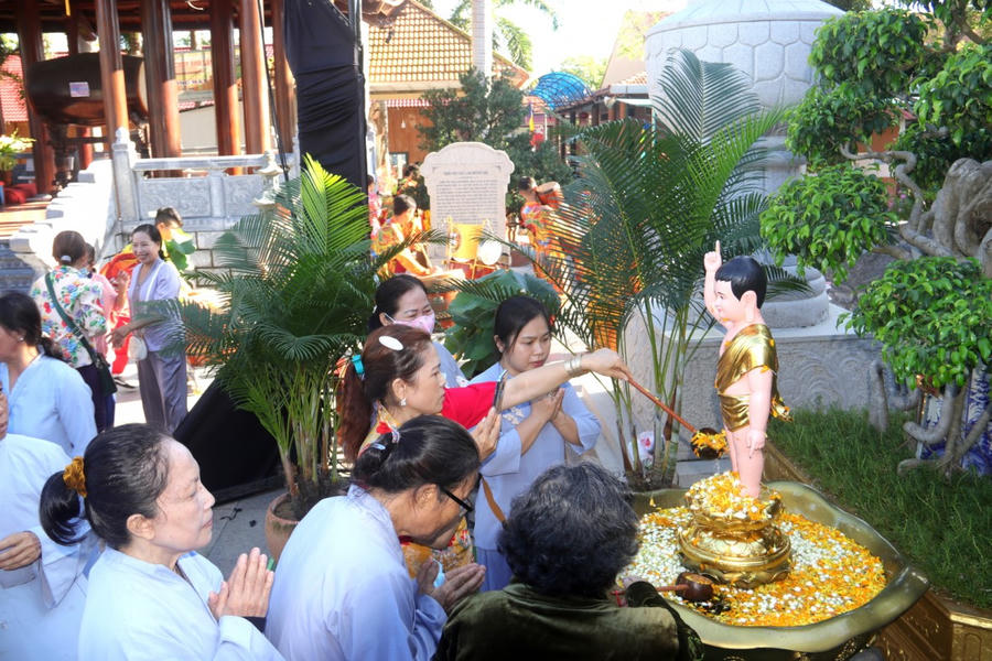Người dân thực hiện nghi thức tắm Phật
