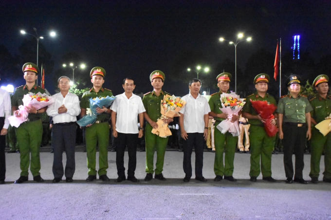Lãnh đạo tỉnh tặng hoa chúc mừng.