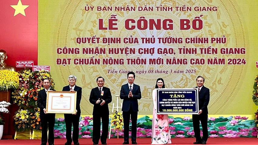 Công bố Quyết định của Thủ tướng Chính phủ công nhận huyện Chợ Gạo đạt chuẩn nông thôn mới nâng cao. Ảnh: Thiện Lê
