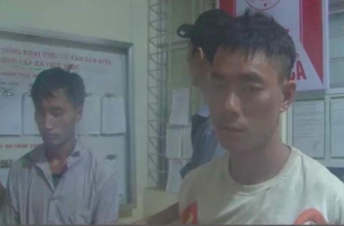 Hai đối tượng Giàng A Chớ và Giàng A Trống tại cơ quan công an.