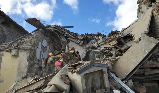Nhiều ngôi nhà bị đổ sập sau vụ động đất. (Ảnh: Reuters)
