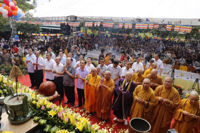 Nghi lễ dâng hương.