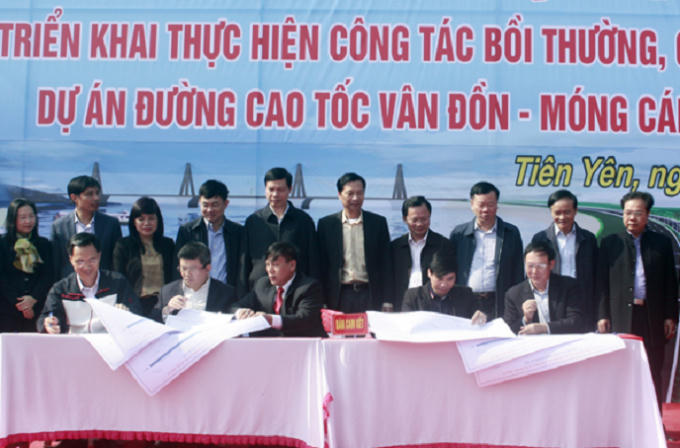 Lãnh đạo các địa phương ký cam kết bàn giao mặt bằng đúng tiến độ.