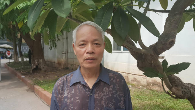 Thầy gi&aacute;o Ho&agrave;ng Tr&agrave;.