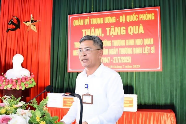 Ông Đào Thanh Hải, Giám đốc Trung tâm Điều dưỡng thương binh Nho Quan, báo cáo tình hình hoạt động của trung tâm.