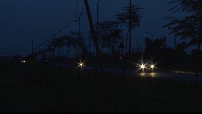 Cả trục đường không có lấy 1 ánh sáng từ nguồn điện