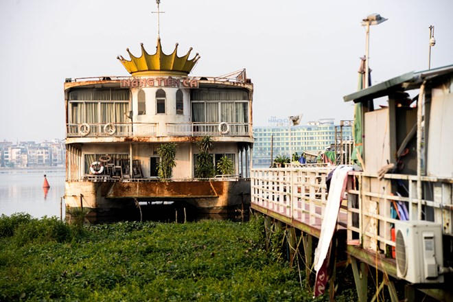 Phương tiện thủy vẫn án binh bất động trước lệnh di dời.