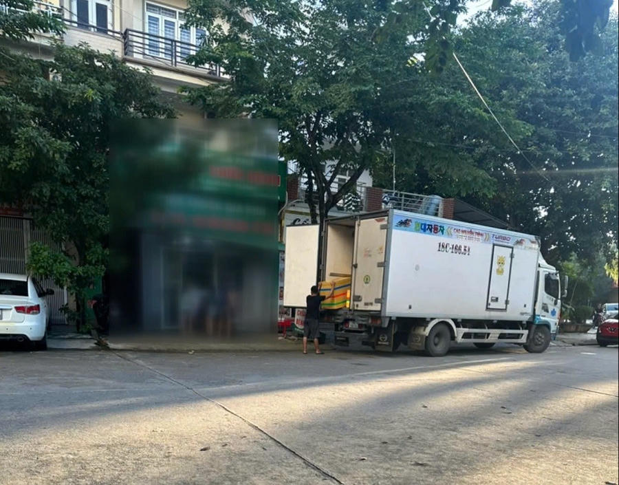 Pháo lậu được cất giấu trong thùng xốp rồi ngụy trang chung với hàng hóa trên xe tải - Ảnh Công an Nghệ An.