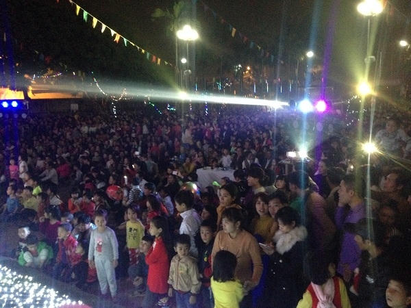 Tưng bừng đ&ecirc;m Gi&aacute;ng sinh v&ugrave;ng ngoại th&agrave;nh H&agrave; Nội