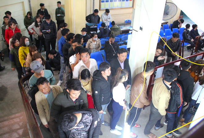 Nhiều người phải chờ đợi khá lâu mới tới lượt mình.